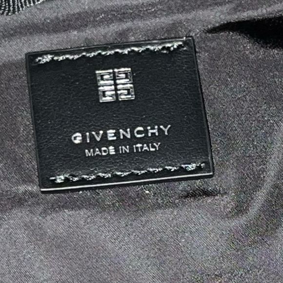 GIVENCHY
G-Zip Triangle Bag - Picture 4 of 4